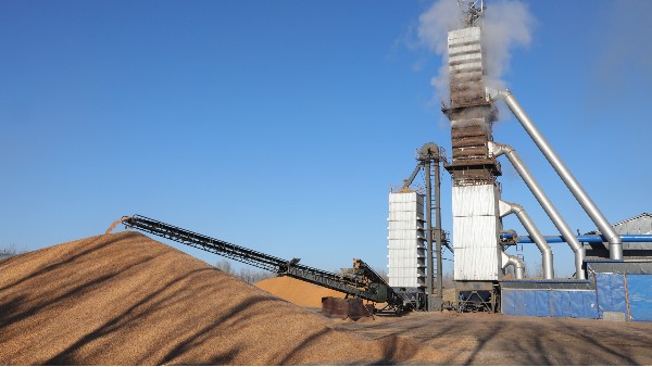 烘糧噸成本降至28元！300噸烘干塔用上秸稈直燃熱風(fēng)爐，相比燃煤一天節(jié)省一萬六！