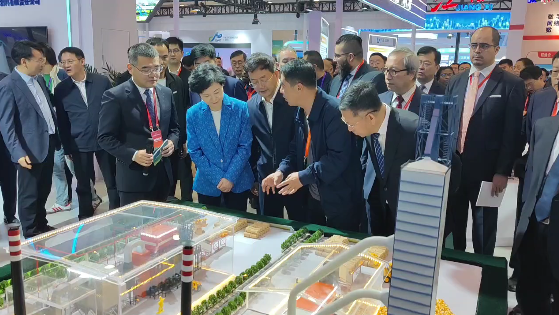 海倫利民秸稈直燃鍋爐亮相APEC技展會(huì)，工信部副部長(zhǎng)徐曉蘭蒞臨參觀